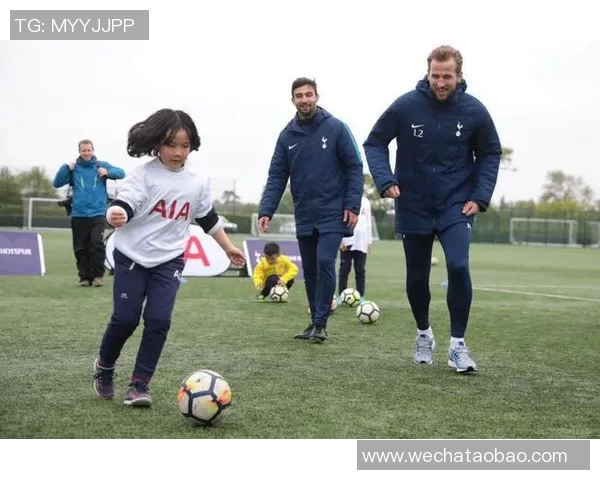 网友热潮模仿男足球明星技艺大比拼引发热议与欢笑 网友热潮模仿男足球明星技艺大比拼引发热议与欢笑
