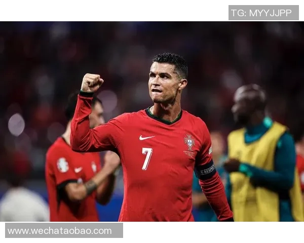 足球巨星C罗魅力写真展现运动之美与个人风采的完美结合 足球巨星C罗魅力写真展现运动之美与个人风采的完美结合